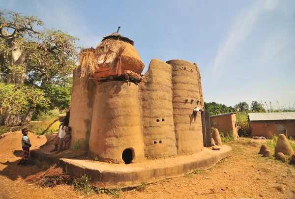   Togo 'daki Tammari halkının geleneksel evlerini çamur tuğlası aldı.                             