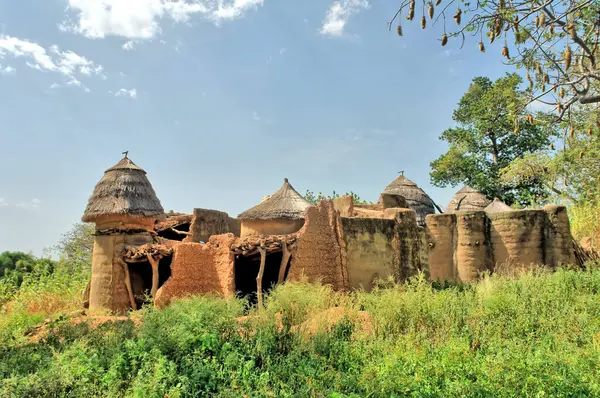 Togo 'daki Tammari halkının geleneksel evlerini çamur tuğlası aldı.                               