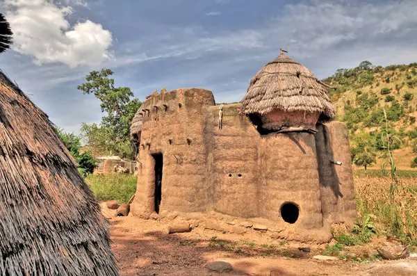 Togo 'daki Tammari halkının geleneksel evlerini çamur tuğlası aldı.                               