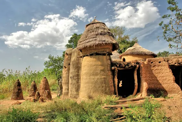 Togo 'daki Tammari halkının geleneksel evlerini çamur tuğlası aldı.                               