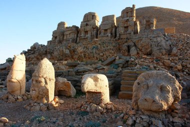   Nemrut veya Nemrud - MÖ 1. yüzyıldan kalma kraliyet mezarı, Türkiye                             