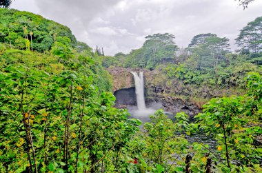 Hilo, Hawaii 'de bulunan Gökkuşağı Şelalesi.