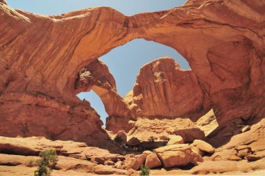 Çifte kemer. Birleşik Devletler 'in Utah eyaletinin güneyindeki Arches Ulusal Parkı' nda yakın set kemerler..