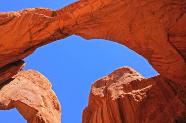 Çifte kemer. Birleşik Devletler 'in Utah eyaletinin güneyindeki Arches Ulusal Parkı' nda yakın set kemerler..