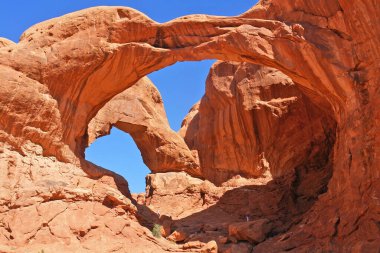 Çifte kemer. Birleşik Devletler 'in Utah eyaletinin güneyindeki Arches Ulusal Parkı' nda yakın set kemerler..