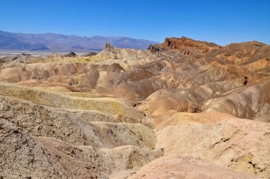 Zabriskie Point, Amargosa Sıradağları 'nın bir kısmı Birleşik Devletler' in Kaliforniya eyaletindeki Death Valley Ulusal Parkı 'nda Ölüm Vadisi' nin doğusunda yer alıyor.