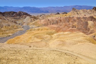 Zabriskie Point, Amargosa Sıradağları 'nın bir kısmı Birleşik Devletler' in Kaliforniya eyaletindeki Death Valley Ulusal Parkı 'nda Ölüm Vadisi' nin doğusunda yer alıyor.