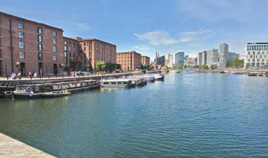 Liverpool, İngiltere 'deki Albert Limanı rıhtım binaları ve depoları..