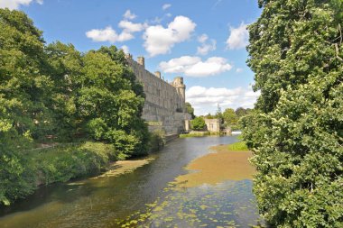     Warwick Şatosu, Avon nehrinin kenarında yer almaktadır.                           