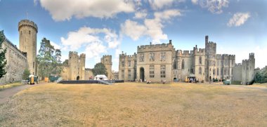     Warwick Şatosu, Avon nehrinin kenarında yer almaktadır.                           