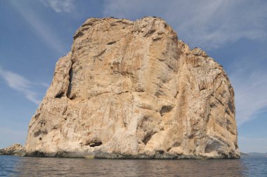  Alghero Körfezi 'ndeki Capo Caccia Pelerini' nin kireçtaşı uçurumları, Sardunya, İtalya                              