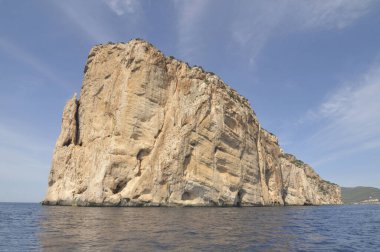  Alghero Körfezi 'ndeki Capo Caccia Pelerini' nin kireçtaşı uçurumları, Sardunya, İtalya                              