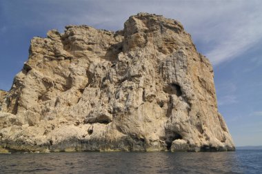  Alghero Körfezi 'ndeki Capo Caccia Pelerini' nin kireçtaşı uçurumları, Sardunya, İtalya                              