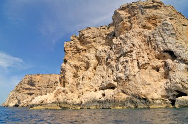 Alghero Körfezi 'ndeki Capo Caccia Pelerini' nin kireçtaşı uçurumları, Sardunya, İtalya                              