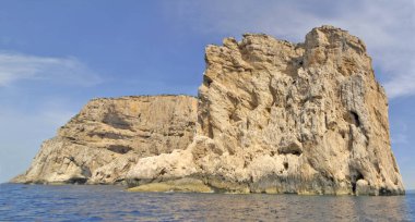  Alghero Körfezi 'ndeki Capo Caccia Pelerini' nin kireçtaşı uçurumları, Sardunya, İtalya                              