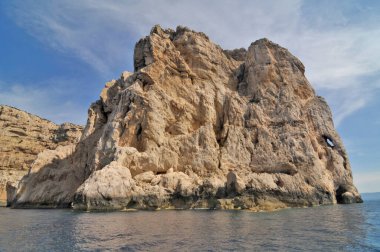  Alghero Körfezi 'ndeki Capo Caccia Pelerini' nin kireçtaşı uçurumları, Sardunya, İtalya                              