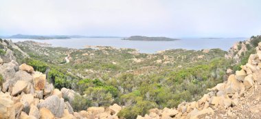   La Maddalena - İtalya 'nın kuzeyindeki Sardunya' nın Sassari eyaletindeki Maddalena takımadasının adalarında yer almaktadır..                              