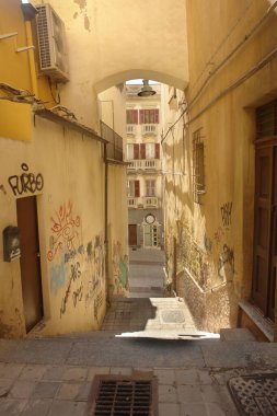 İtalya 'nın eski Cagliari kasabasındaki ortaçağ sokakları                                