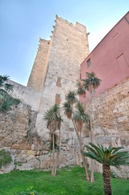   Torre di San Pancrazy - İtalya 'nın güneyindeki Cagliari' de bir ortaçağ kulesi.                             