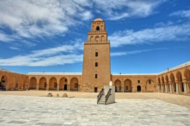Kairouan Büyük Camii, Tunus 'un Kairouan kentindeki Uqba Camii olarak da bilinir.. 