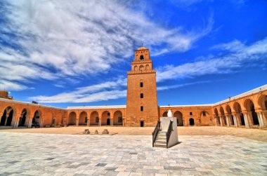 Kairouan Büyük Camii, Tunus 'un Kairouan kentindeki Uqba Camii olarak da bilinir.. 
