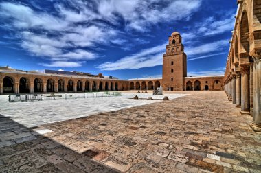 Kairouan Büyük Camii, Tunus 'un Kairouan kentindeki Uqba Camii olarak da bilinir.. 