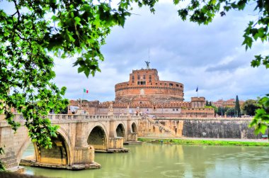Hadrian anıtı, genellikle Parco Adriano, Roma, İtalya 'da Castel Sant' Angelo olarak bilinir.