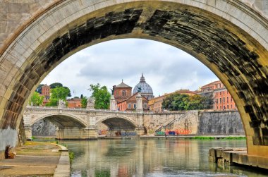 Hadrian anıtı, genellikle Parco Adriano, Roma, İtalya 'da Castel Sant' Angelo olarak bilinir.