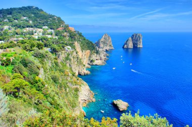 İtalya 'nın Capri adasının kıyıları. İtalya' nın sarp kayalıkları var..
