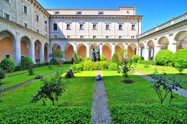Monte Cassino (İtalyanca: Montecassino), İtalya 'da Benedictine manastırının zirvesinde yer alan bir tepe..