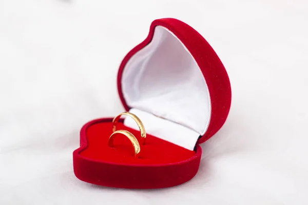 Svatební Prsten Červené Krabici Bílým Pozadím — Stock fotografie