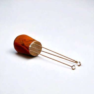 Tahta saplı kahve karıştırıcısı iğnesi beyaza izole edilmiş.