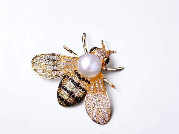 Χρυσά Κοσμήματα Σχήμα Μέλισσας Λευκό Φόντο — Φωτογραφία Αρχείου