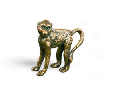 Beyaz arka planda maymun altın rengi hayvan heykeli
