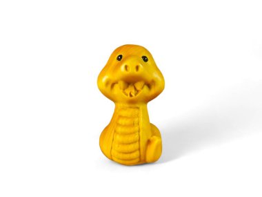 Beyaz arka planda ahşaptan yapılmış şirin bir yılan süslemesi.