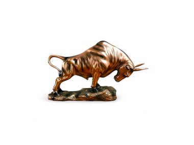 Beyaz üzerine izole edilmiş altın bir boğa heykeli