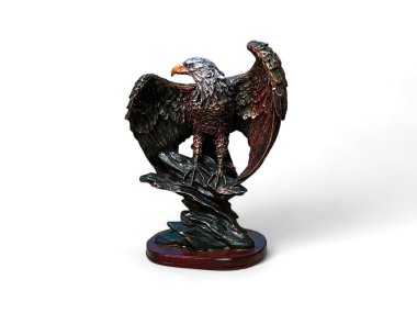 Beyaz bir kartalın heykeli.