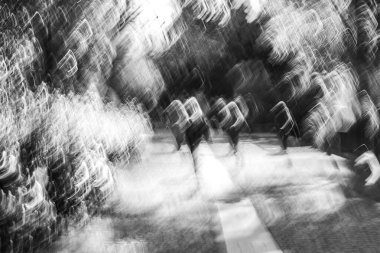 Soyut fotoğrafçılık. Kasıtlı olarak sarsılmış, odak dışı, bulanık, tutarsız bir şekilde açığa çıkmış. Yaratıcı dijital sokak fotoğrafçılığı.