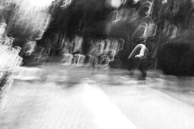 Soyut fotoğrafçılık. Kasıtlı olarak sarsılmış, odak dışı, bulanık, tutarsız bir şekilde açığa çıkmış. Yaratıcı dijital sokak fotoğrafçılığı.