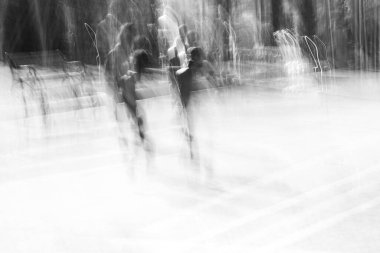 Soyut fotoğrafçılık. Kasıtlı olarak sarsılmış, odak dışı, bulanık, tutarsız bir şekilde açığa çıkmış. Yaratıcı dijital sokak fotoğrafçılığı.