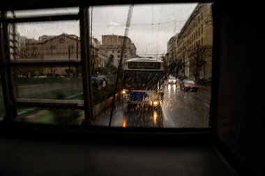 Soyut fotoğrafçılık. Kasıtlı olarak sarsılmış, odak dışı, bulanık, tutarsız bir şekilde açığa çıkmış. Yaratıcı dijital sokak fotoğrafçılığı.