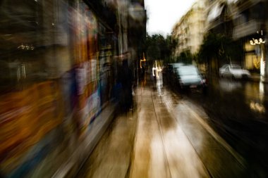 Soyut fotoğrafçılık. Kasıtlı olarak sarsılmış, odak dışı, bulanık, tutarsız bir şekilde açığa çıkmış. Yaratıcı dijital sokak fotoğrafçılığı.