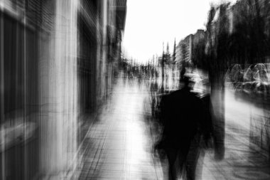 Soyut fotoğrafçılık. Kasıtlı olarak sarsılmış, odak dışı, bulanık, tutarsız bir şekilde açığa çıkmış. Yaratıcı dijital sokak fotoğrafçılığı.