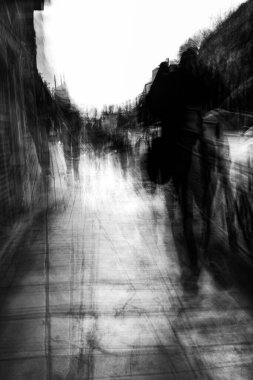 Soyut fotoğrafçılık. Kasıtlı olarak sarsılmış, odak dışı, bulanık, tutarsız bir şekilde açığa çıkmış. Yaratıcı dijital sokak fotoğrafçılığı.