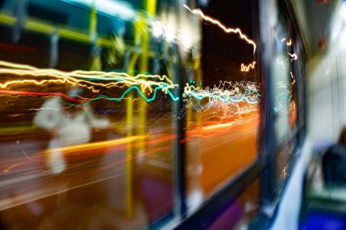 Soyut fotoğrafçılık. Kasıtlı olarak sarsılmış, odak dışı, bulanık, tutarsız bir şekilde açığa çıkmış. Yaratıcı dijital sokak fotoğrafçılığı.