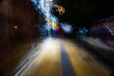 Soyut fotoğrafçılık. Kasıtlı olarak sarsılmış, odak dışı, bulanık, tutarsız bir şekilde açığa çıkmış. Yaratıcı dijital sokak fotoğrafçılığı.