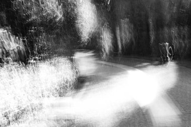 Soyut fotoğrafçılık. Kasıtlı olarak sarsılmış, odak dışı, bulanık, tutarsız bir şekilde açığa çıkmış. Yaratıcı dijital sokak fotoğrafçılığı.