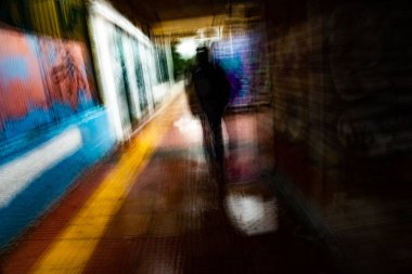 Soyut fotoğrafçılık. Kasıtlı olarak sarsılmış, odak dışı, bulanık, tutarsız bir şekilde açığa çıkmış. Yaratıcı dijital sokak fotoğrafçılığı.