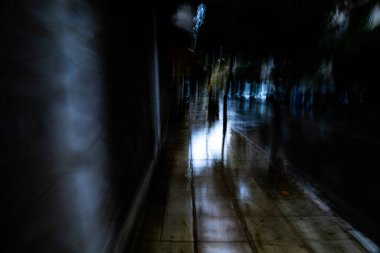 Soyut fotoğrafçılık. Kasıtlı olarak sarsılmış, odak dışı, bulanık, tutarsız bir şekilde açığa çıkmış. Yaratıcı dijital sokak fotoğrafçılığı.