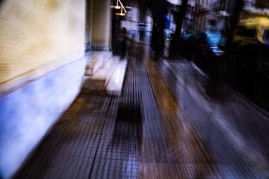 Soyut fotoğrafçılık. Kasıtlı olarak sarsılmış, odak dışı, bulanık, tutarsız bir şekilde açığa çıkmış. Yaratıcı dijital sokak fotoğrafçılığı.